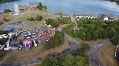 İngiltere 'deki Willen Gölü Halk Parkı Milton Keynes' de dönme dolap ve Rides. Willen Lake, Milton Keynes, Buckinghamshire 'da bulunan bir ziyaretçi merkezi. 