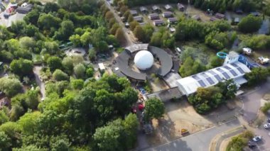 İngiltere 'deki Willen Gölü Halk Parkı Milton Keynes' de dönme dolap ve Rides. Willen Lake, Milton Keynes, Buckinghamshire 'da bulunan bir ziyaretçi merkezi. 