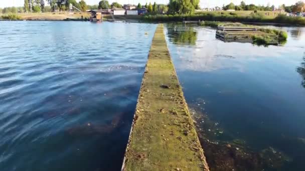 英国威伦湖 水上运动及公园的高角度景观 — 图库视频影像