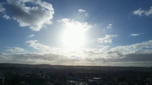 在英格兰卢顿市的一个阳光灿烂的日子里 天空和云彩的高角影像 — 图库视频影像