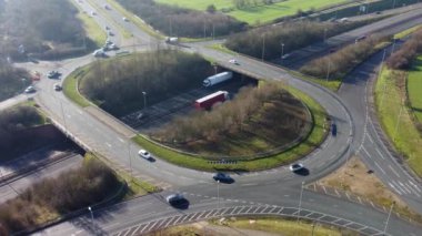 Güneşli bir günde İngiltere 'nin Bedford şehrinin Kempston Köyü' nde İngiliz Karayolları ve Trafik Muhteşem Hava Görüntüleri. Görüntü, İHA 'nın Kamerasıyla 06 Şubat 2023' te yüksek irtifadan çekildi..