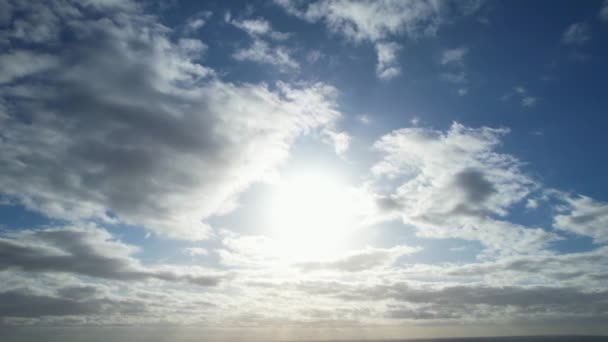 Nagranie Chmur Nieba Pod Wysokim Kątem Słoneczny Dzień — Wideo stockowe