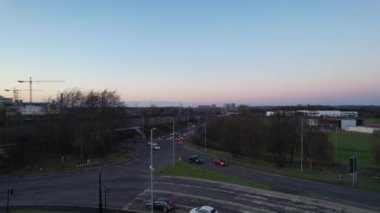 İngiltere, İngiltere - 26 Aralık 2022: Günbatımında İngiliz Karayolları ve Trafik