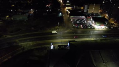 Luton City, İngiltere 'deki Demiryolu İstasyonu' na Yakın Aydınlatılmış Binalar ve Yollar