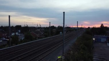 Ingiltere 'nin Londra Luton Şehir Merkezi' nin yüksek açılı insansız hava aracı görüntüsü. Binalar ve Demiryolu İstasyonu ve Raylardaki Tren