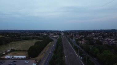 Ingiltere 'nin Londra Luton Şehir Merkezi' nin yüksek açılı insansız hava aracı görüntüsü. Binalar ve Demiryolu İstasyonu ve Raylardaki Tren