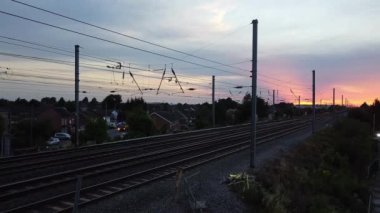 Ingiltere 'nin Londra Luton Şehir Merkezi' nin yüksek açılı insansız hava aracı görüntüsü. Binalar ve Demiryolu İstasyonu ve Raylardaki Tren