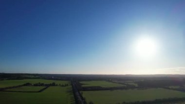 Günbatımında British Roads ve Traraffic 'in hava görüntüleri. Yüksek Açılı Görüntü 26-12-2022 'de Luton Town, İngiltere' de İHA 'nın kamerasıyla çekildi.