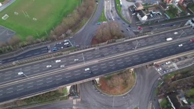 Günbatımında British Roads ve Traraffic 'in hava görüntüleri. Yüksek Açılı Görüntü 26-12-2022 'de Luton Town, İngiltere' de İHA 'nın kamerasıyla çekildi.