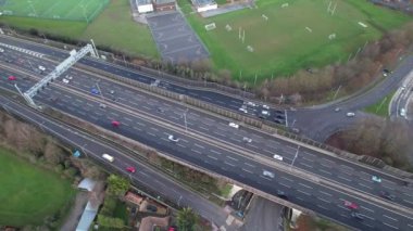 Günbatımında British Roads ve Traraffic 'in hava görüntüleri. Yüksek Açılı Görüntü 26-12-2022 'de Luton Town, İngiltere' de İHA 'nın kamerasıyla çekildi.