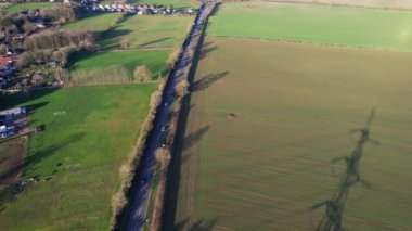 Günbatımında British Roads ve Traraffic 'in hava görüntüleri. Yüksek Açılı Görüntü 26-12-2022 'de Luton Town, İngiltere' de İHA 'nın kamerasıyla çekildi.