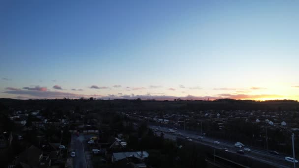 Luftaufnahmen Der Britischen Straßen Und Des Verkehrs Bei Sonnenuntergang High — Stockvideo