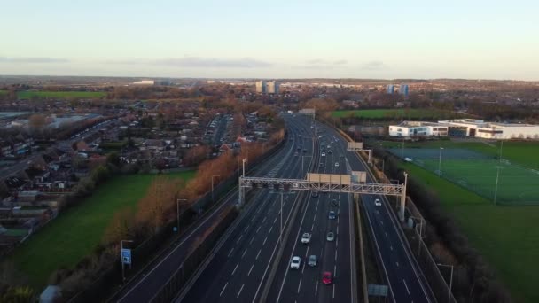 Nagrania Lotnicze British Roads Traffic Podczas Zachodu Słońca Nagranie Kamery — Wideo stockowe
