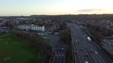 Günbatımında British Roads ve Traraffic 'in hava görüntüleri. Yüksek Açılı Görüntü 26-12-2022 'de Luton Town, İngiltere' de İHA 'nın kamerasıyla çekildi.