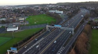 Günbatımında British Roads ve Traraffic 'in hava görüntüleri. Yüksek Açılı Görüntü 26-12-2022 'de Luton Town, İngiltere' de İHA 'nın kamerasıyla çekildi.