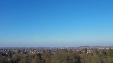 Luton, İngiltere 'deki Wardown Halk Parkı' nın Hava Görüntüsü, İHA 'nın Kamerasıyla Soğuk ve güneşli bir günde çekildi.