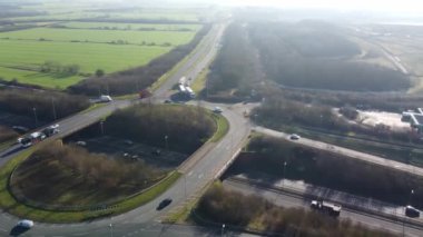 Güneşli bir günde İngiltere 'nin Bedford şehrinin Kempston Köyü' nde İngiliz Karayolları ve Trafik Muhteşem Hava Görüntüleri. Görüntü, İHA 'nın Kamerasıyla 06 Şubat 2023' te yüksek irtifadan çekildi..