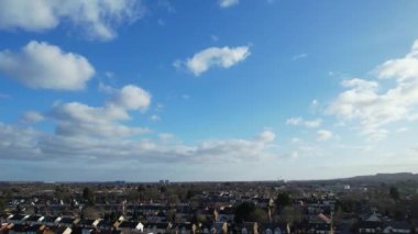 Yüksek Açılı Bulut ve Gökyüzü Görüntüleri Luton Şehri üzerinde güneşli bir günde