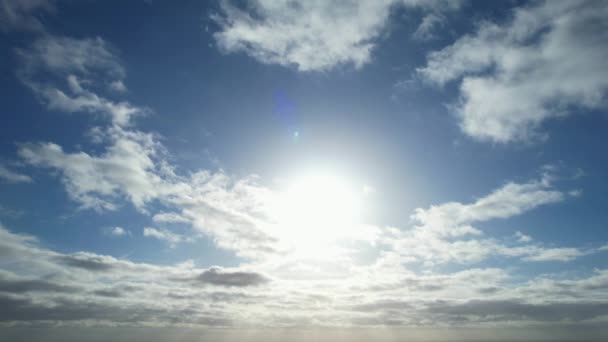 Güneşli Bir Günde Gökyüzü Bulutların Yüksek Açı Görüntüsü — Stok video