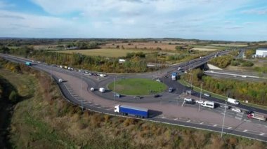 İngiltere 'nin Milton Keynes şehrinin yakınlarındaki İngiliz Otoyolları ve Trafik Yollarının Yüksek Açı Görüntüleri. Görüntüler İHA 'nın Kamerasıyla 11-Ekim-2022' de çekildi..