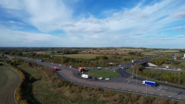 İngiltere 'nin Milton Keynes şehrinin yakınlarındaki İngiliz Otoyolları ve Trafik Yollarının Yüksek Açı Görüntüleri. Görüntüler İHA 'nın Kamerasıyla 11-Ekim-2022' de çekildi..