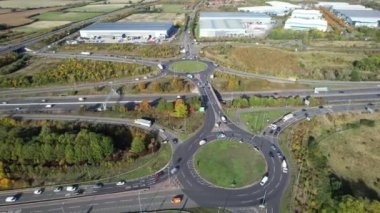 İngiltere 'nin Milton Keynes şehrinin yakınlarındaki İngiliz Otoyolları ve Trafik Yollarının Yüksek Açı Görüntüleri. Görüntüler İHA 'nın Kamerasıyla 11-Ekim-2022' de çekildi..