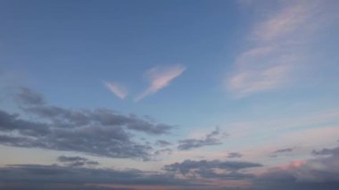 Şehrin üzerinde Orange Sunset Bulutlarının videosu