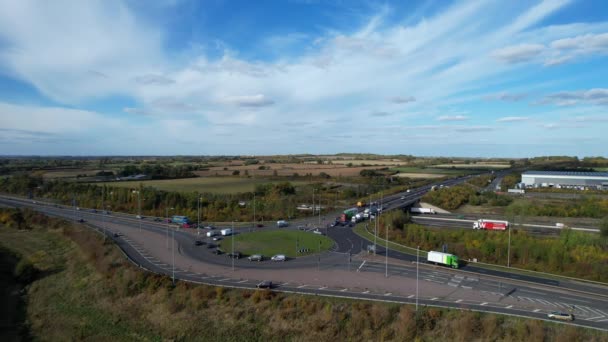 英国高速公路的高角度镜头和英格兰弥尔顿凯恩斯市附近穿过英格兰郊区的交通 影片于2022年10月11日与Drone Camera合影 — 图库视频影像