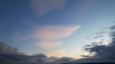 Şehrin üzerinde Orange Sunset Bulutlarının videosu