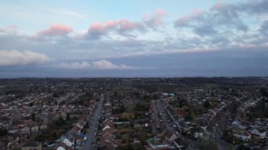 Şehrin üzerinde Orange Sunset Bulutlarının videosu