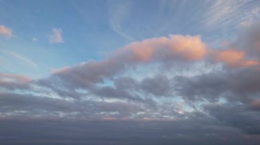 Şehrin üzerinde Orange Sunset Bulutlarının videosu