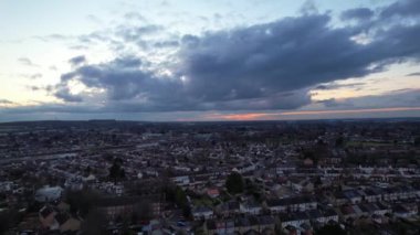 Şehrin üzerinde Orange Sunset Bulutlarının videosu
