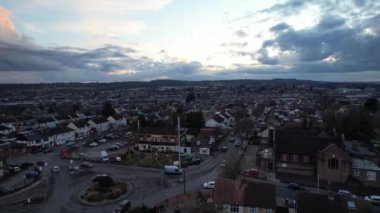 Şehrin üzerinde Orange Sunset Bulutlarının videosu