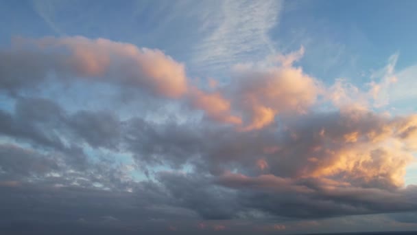Video Von Orangefarbenen Wolken Über Der Stadt — Stockvideo