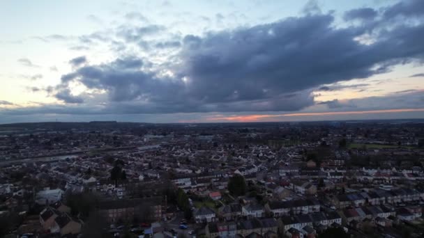 市内のオレンジ色の夕日の雲のビデオ — ストック動画