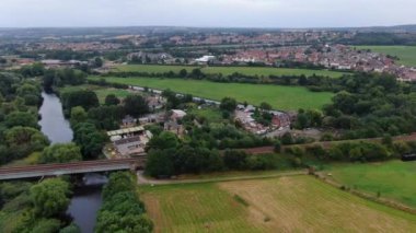 İngiltere, Birleşik Krallık - 21 Mayıs 2023: İngiliz Kırsalının ve köyünün hava görüntüleri 
