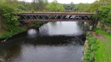 İngiltere, Birleşik Krallık - 21 Mayıs 2023: İngiliz Kırsalının ve köyünün hava görüntüleri 