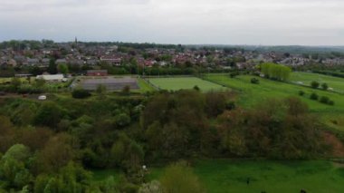 İngiltere, Birleşik Krallık - 21 Mayıs 2023: İngiliz Kırsalının ve köyünün hava görüntüleri 