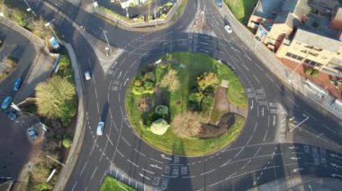 Yüksek Açı Perakende Parkı ve İngiltere 'nin Merkez Dunstable Kasabası Büyük Britanya. İHA 'nın kamerasıyla 05-02-2023' te, Açık Güneş ve Soğuk Sabah 'ta görüntüler çekildi..