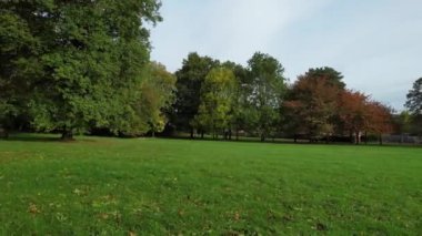 İngiltere 'nin Luton kasabasındaki yerel halk parkının yüksek açılı görüntüleri..