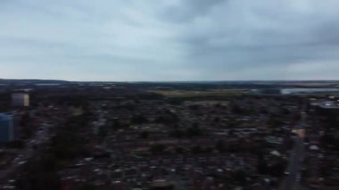 İngiliz Demiryolları Trenlerinin Leagrave İstasyonu 'ndaki Luton Kasabası' ndan geçerken, Bulutlu Gün 'ün hava görüntüsü ve yüksek açılı görüntüleri.