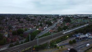 İngiliz Demiryolları Trenlerinin Leagrave İstasyonu 'ndaki Luton Kasabası' ndan geçerken, Bulutlu Gün 'ün hava görüntüsü ve yüksek açılı görüntüleri.