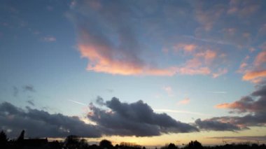 Günbatımında Luton City, İngiltere üzerinde En Güzel ve Renkli Dramatik Bulutlar ve Turuncu ve Altın Renkli Gökyüzü