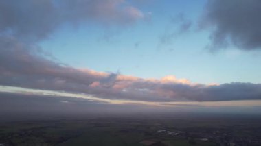Günbatımında Luton City, İngiltere üzerinde En Güzel ve Renkli Dramatik Bulutlar ve Turuncu ve Altın Renkli Gökyüzü