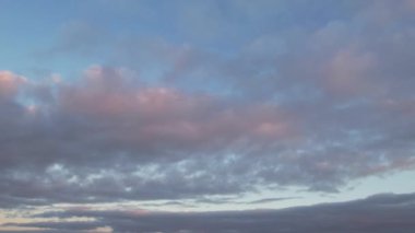 Günbatımında Luton City, İngiltere üzerinde En Güzel ve Renkli Dramatik Bulutlar ve Turuncu ve Altın Renkli Gökyüzü