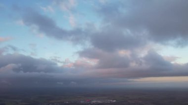 Günbatımında Luton City, İngiltere üzerinde En Güzel ve Renkli Dramatik Bulutlar ve Turuncu ve Altın Renkli Gökyüzü