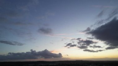 Günbatımında Luton City, İngiltere üzerinde En Güzel ve Renkli Dramatik Bulutlar ve Turuncu ve Altın Renkli Gökyüzü