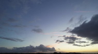 Günbatımında Luton City, İngiltere üzerinde En Güzel ve Renkli Dramatik Bulutlar ve Turuncu ve Altın Renkli Gökyüzü