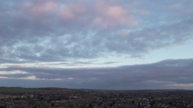 Günbatımında Luton City, İngiltere üzerinde En Güzel ve Renkli Dramatik Bulutlar ve Turuncu ve Altın Renkli Gökyüzü