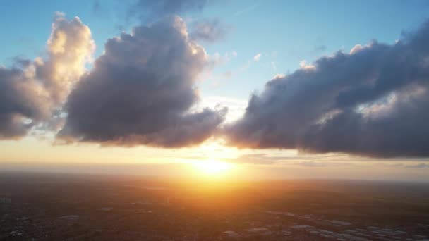 英国卢顿市上空落日时分 空中形象最美丽 色彩最绚丽 色彩斑斓的橙色和金色天空 — 图库视频影像